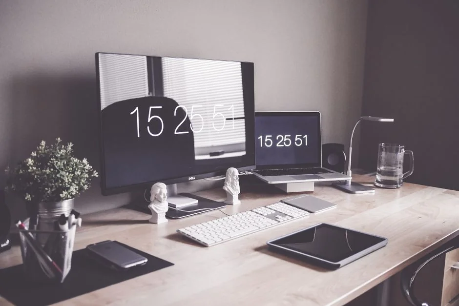 Une tablette affichant un site web financier, accompagnée d’un clavier et d’une souris blancs. Parfaite pour des visuels de banque d’images sur le thème de la technologie.